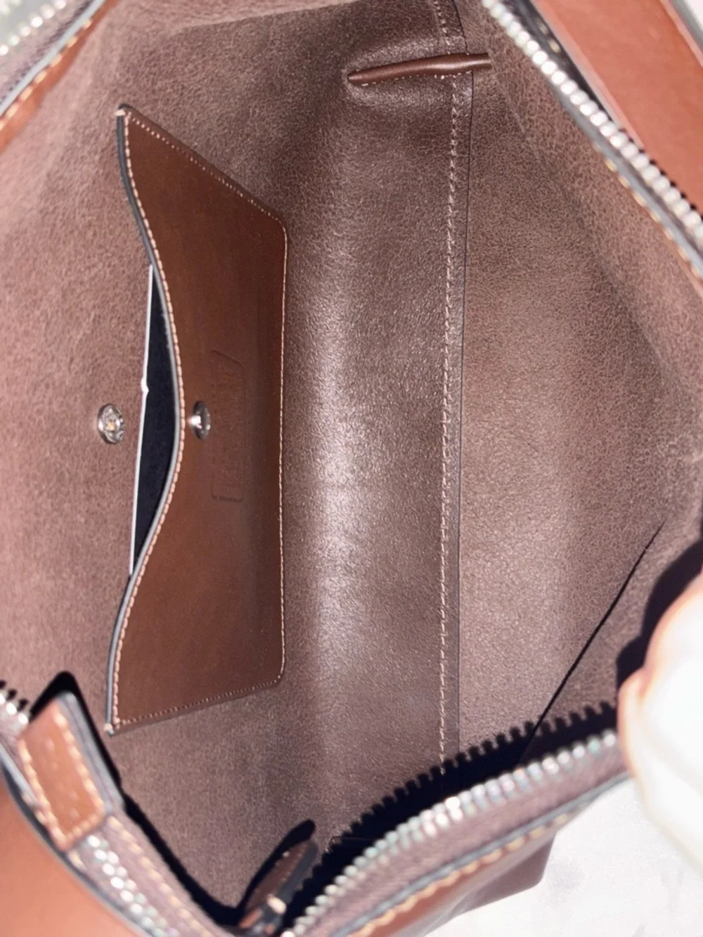 Coach Mott Messenger 33 in Maple - Picture 5 of 6